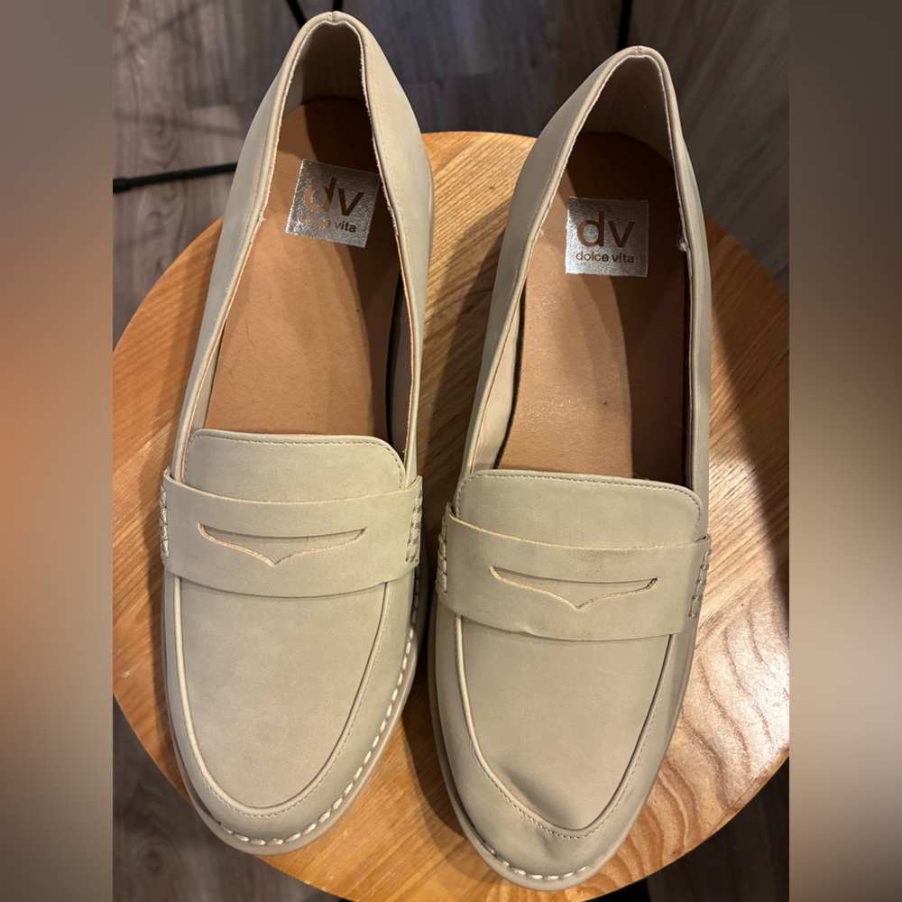 DV by Dolce Vita Women's Beige Loafers